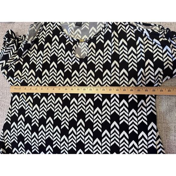 Robert Louis Black White Geometric Design Cold Shoulder Short Sleeve Shirt Sz L - Picture 8 of 10